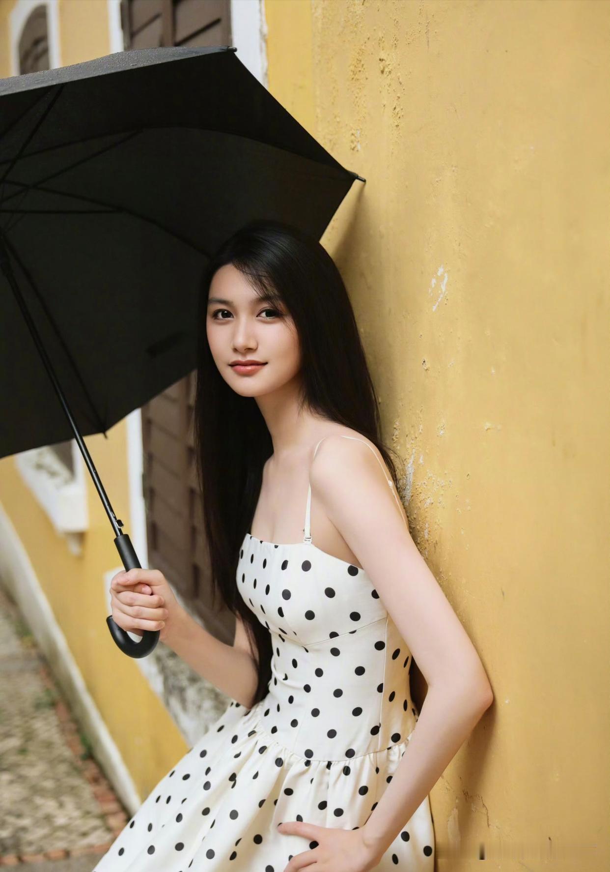 雨中漫步，撑伞少女，快乐无边！🌧️👗😊