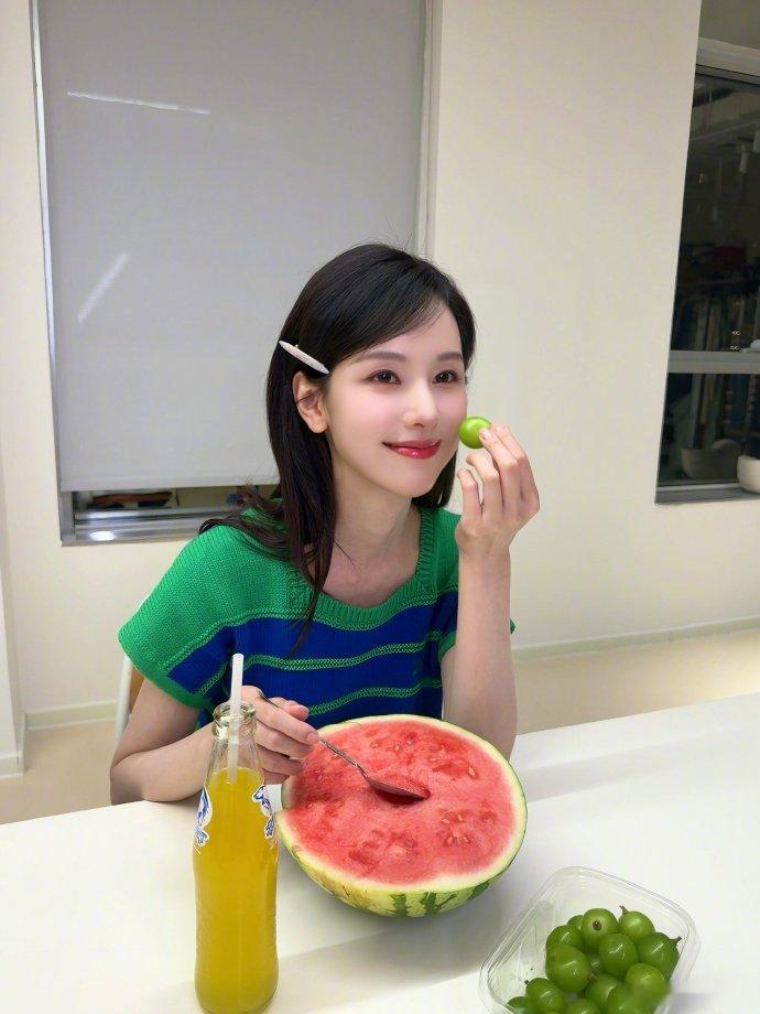 陈都灵吃西瓜live图 陈都灵晒夏天的第一口西瓜，比西瓜还甜的嘟~ 陈都灵晒夏天