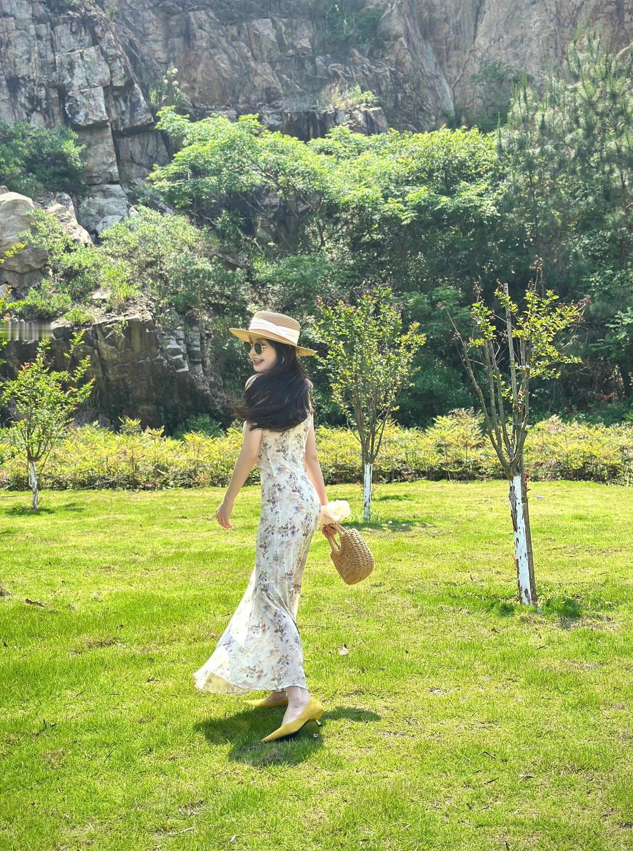 夏日花田漫步优雅与自然共舞淑女独自把景观 丽影吊带裙穿搭