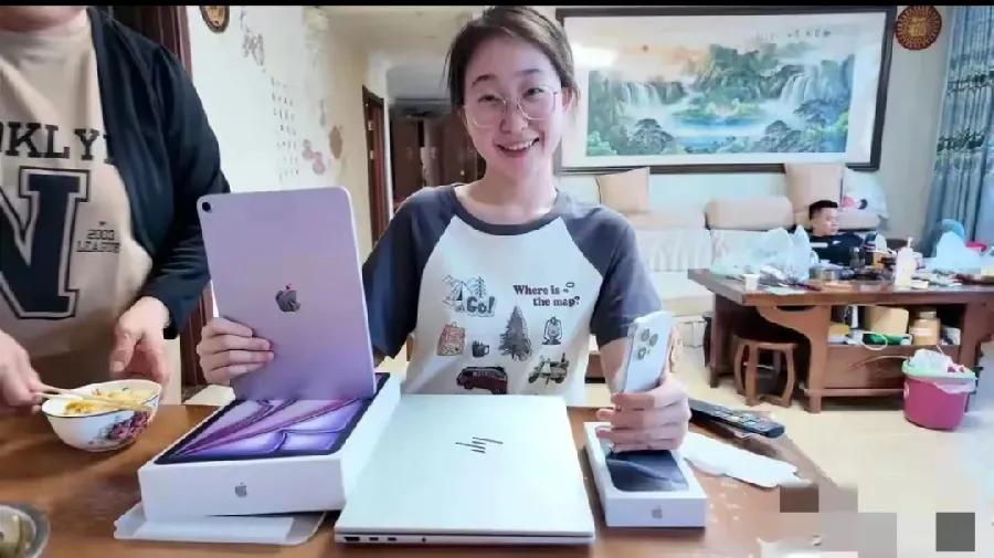 高考女生收到姐夫送的“考完三件套”，价值1万多的苹果三件套！苹果手机、苹果平板、