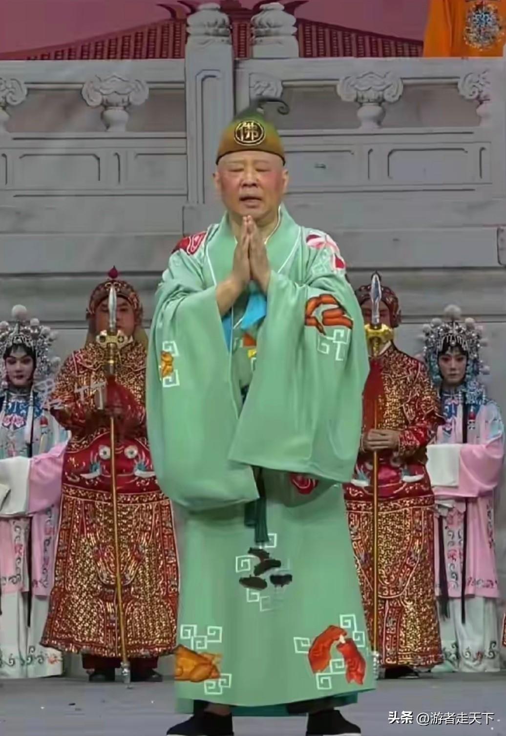 老郭这个问题，他犯的最大的错误就是把一些严肃的歌曲进行改编。
这一类歌曲是绝对不