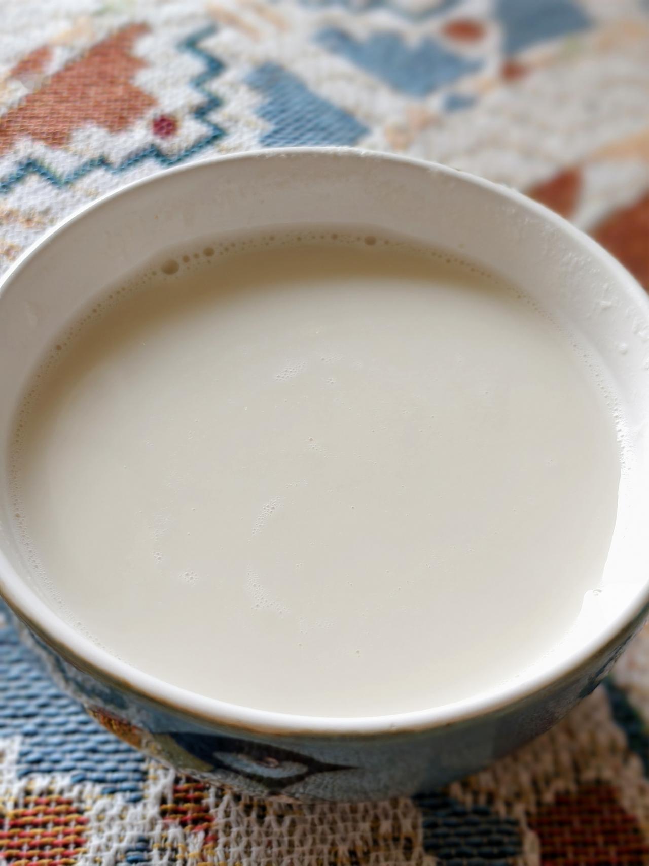 在农村小镇上正逢集会买的土黄豆破壁机打的豆浆，久违了的清香，好久没有尝到这个味道