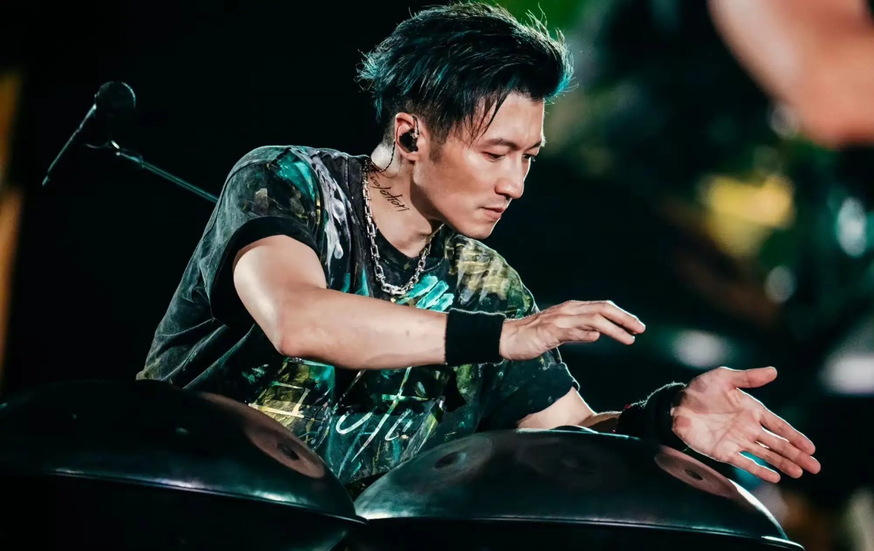 谢霆锋演唱会只穿一件T恤，大儿子参与设计制作，18岁Lucas比他帅！ ​​​