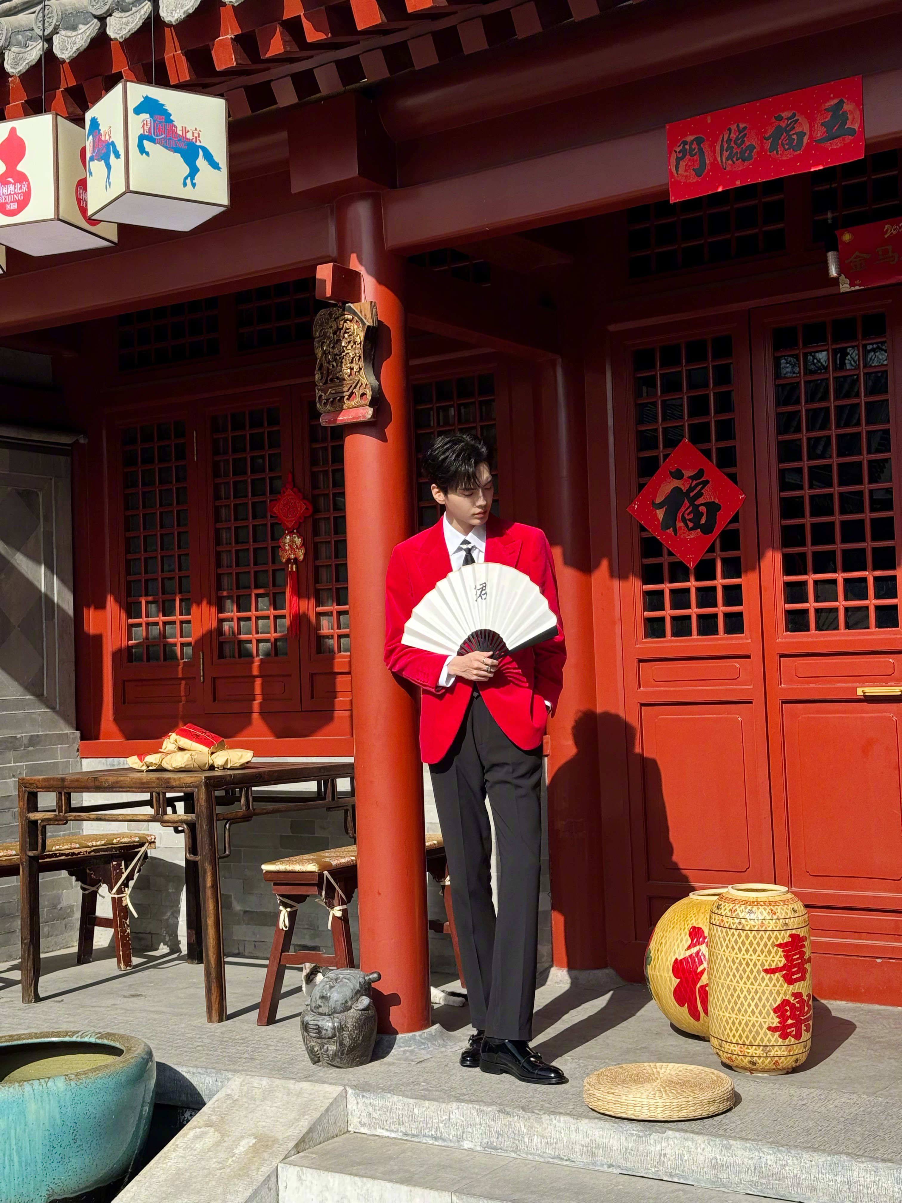 【#毕雯珺晒春晚合照#】2月17日，大年初一。演员发文晒出与朋友们的合影，其中包