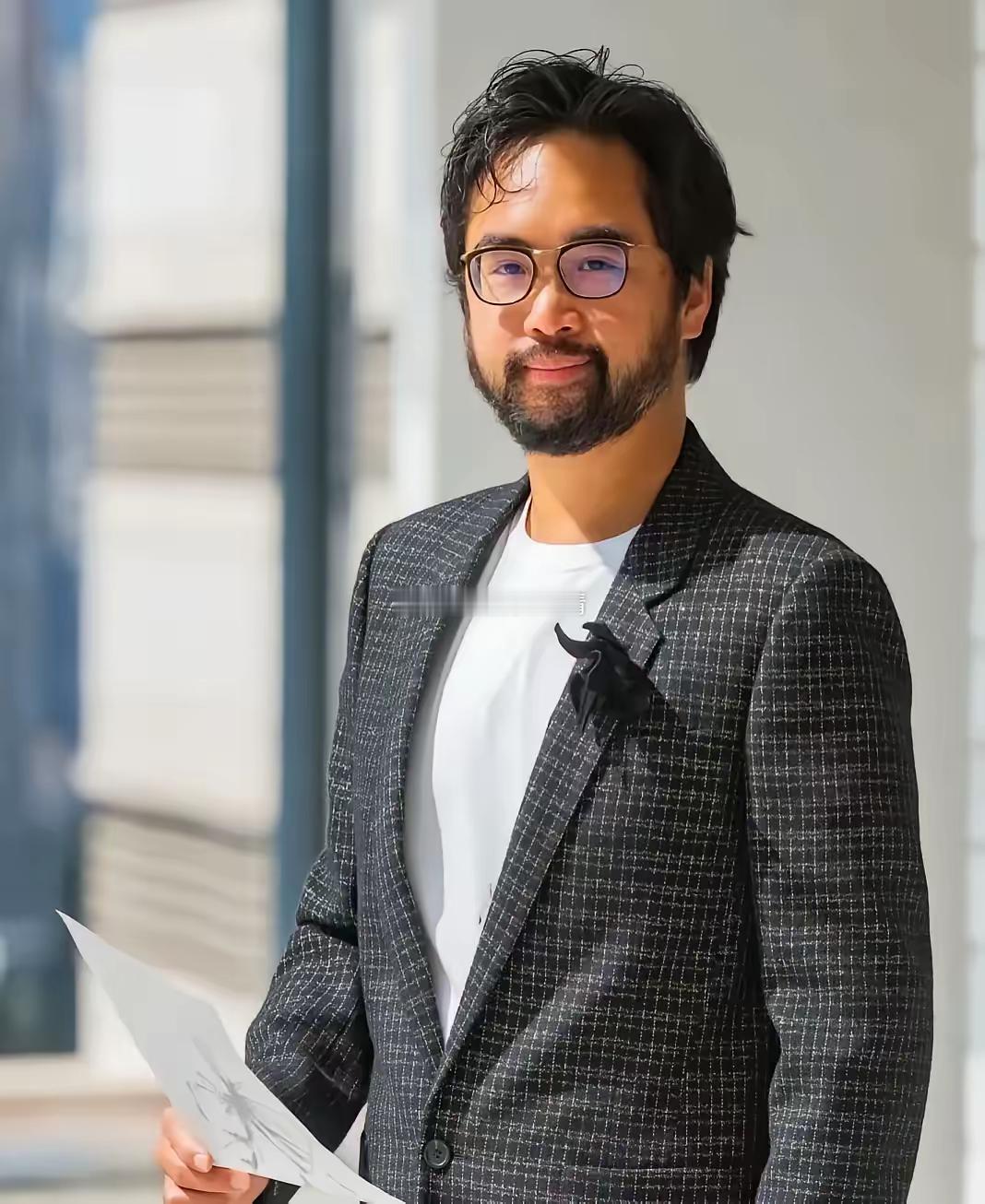 郑志刚把香港郑家带到今天的地步不是没原因的。这位郑家的三代嫡长孙在08年创立了结