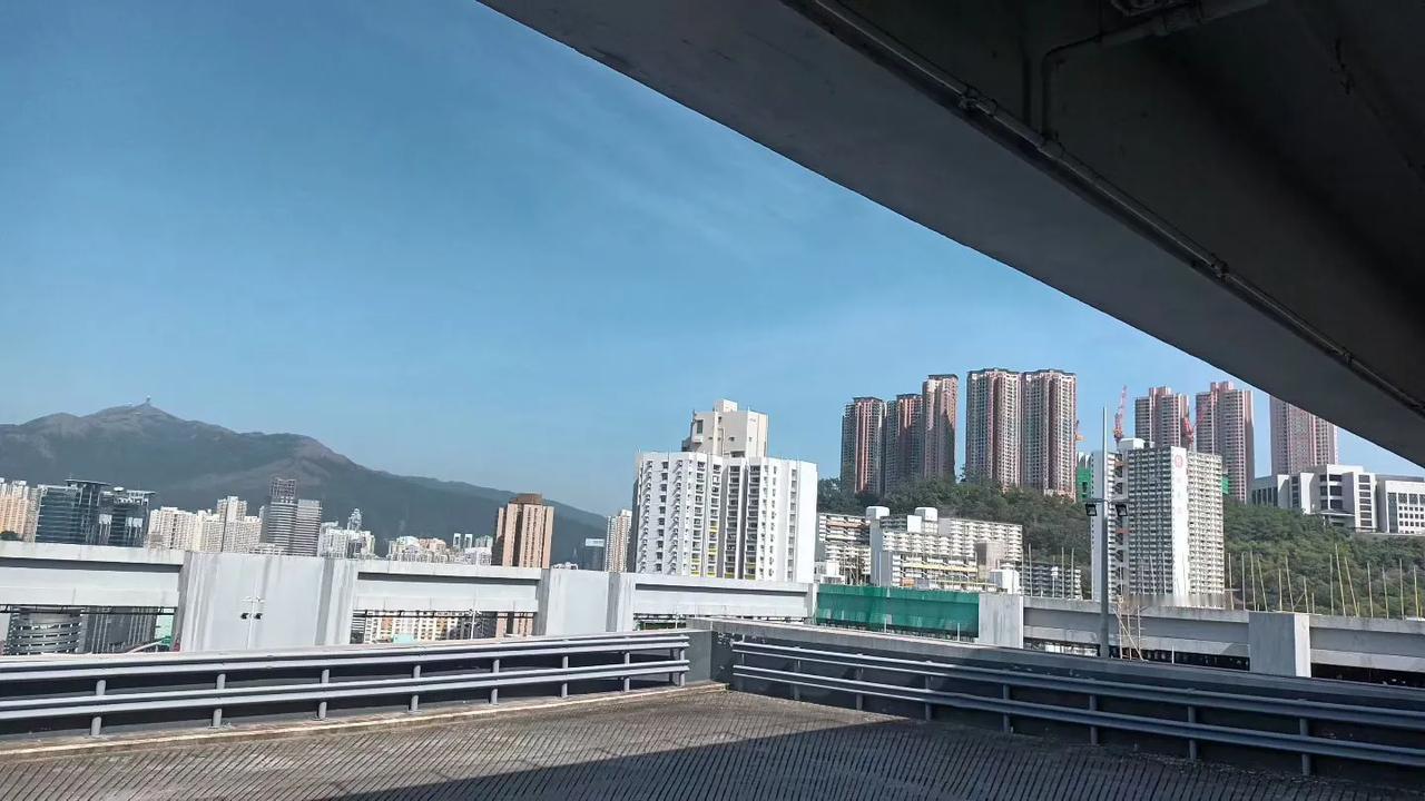依山傍海公屋私楼鳞次栉比，蜗居的港人日出而作日落而息，入夜有床可卧便可，假期外遊