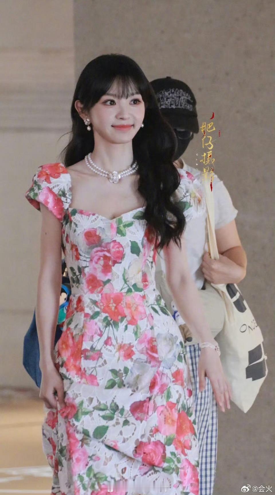 田曦薇忙忙碌碌寻宝藏上班造型生图，花朵长裙 