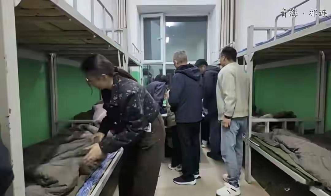 借学生宿舍安置游客：看似热情好客，实则越界越权、本末倒置！

 
近期青海祁连县