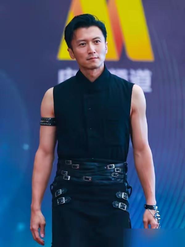 娱乐圈的男人我只佩服谢霆锋。谢霆锋才是真正的男人，有阳刚之气，很有男人味。各方面