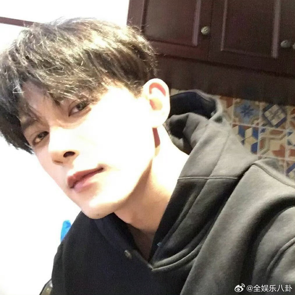 邓凯妈妈 有那么帅吗 谁懂这种快乐源泉！逐玉男三邓凯竟是初中语文老师之子，消息一