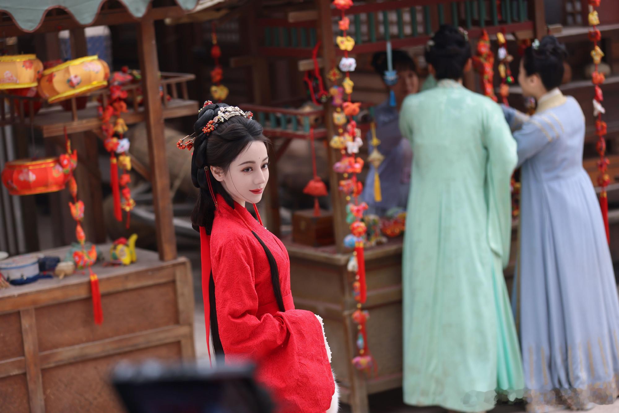 1、《这一秒过火》和《野狗骨头》被爆同时定档七月，两部剧男女主张凌赫和宋威龙，王