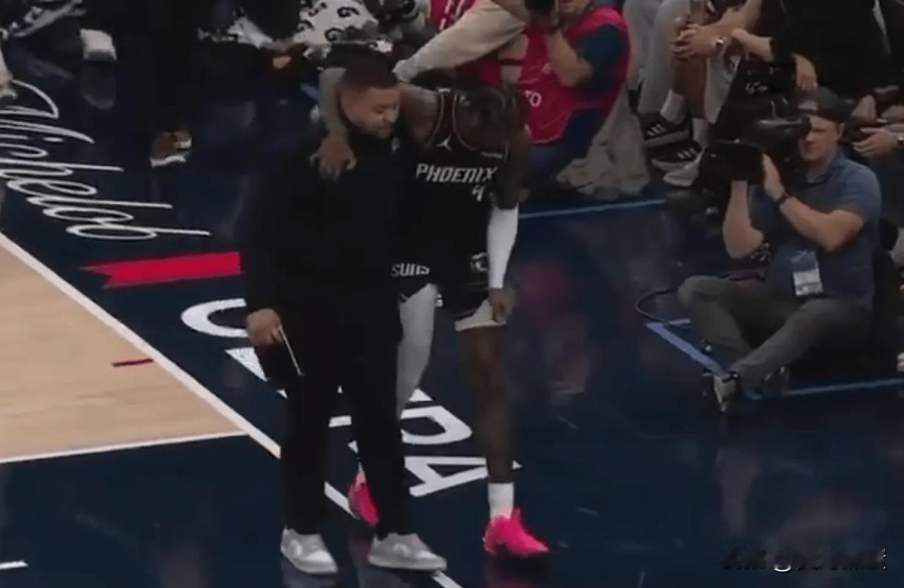 杰伦格林是无对抗受伤，所以显得有些悲观，而且跟他之前腿筋拉伤不是同一条腿……
