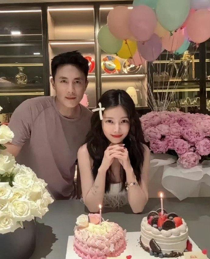 杜淳这是把妻子当女儿养了吧，她这状态哪像快40岁的人啊，分明还是十五六岁的小姑娘