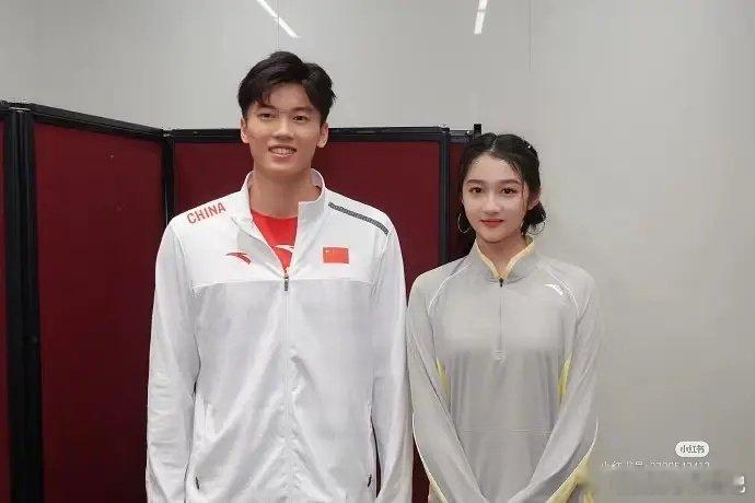 哇塞，合照还挺配的，和美女合照是不是拘谨了 ​​​