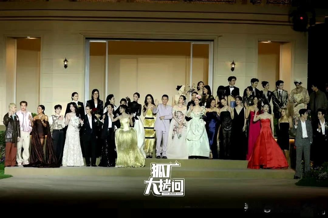 双C同框杀疯了！VOGUE大合照里杨幂刘亦菲直接把“贵气”焊在C位
 
黄裙鎏金