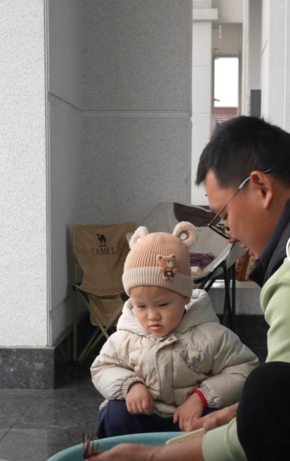 说到回娘家啊！有个假设：如果小二娃能带上小成成去看望小妞和型男的话，这将是小二娃