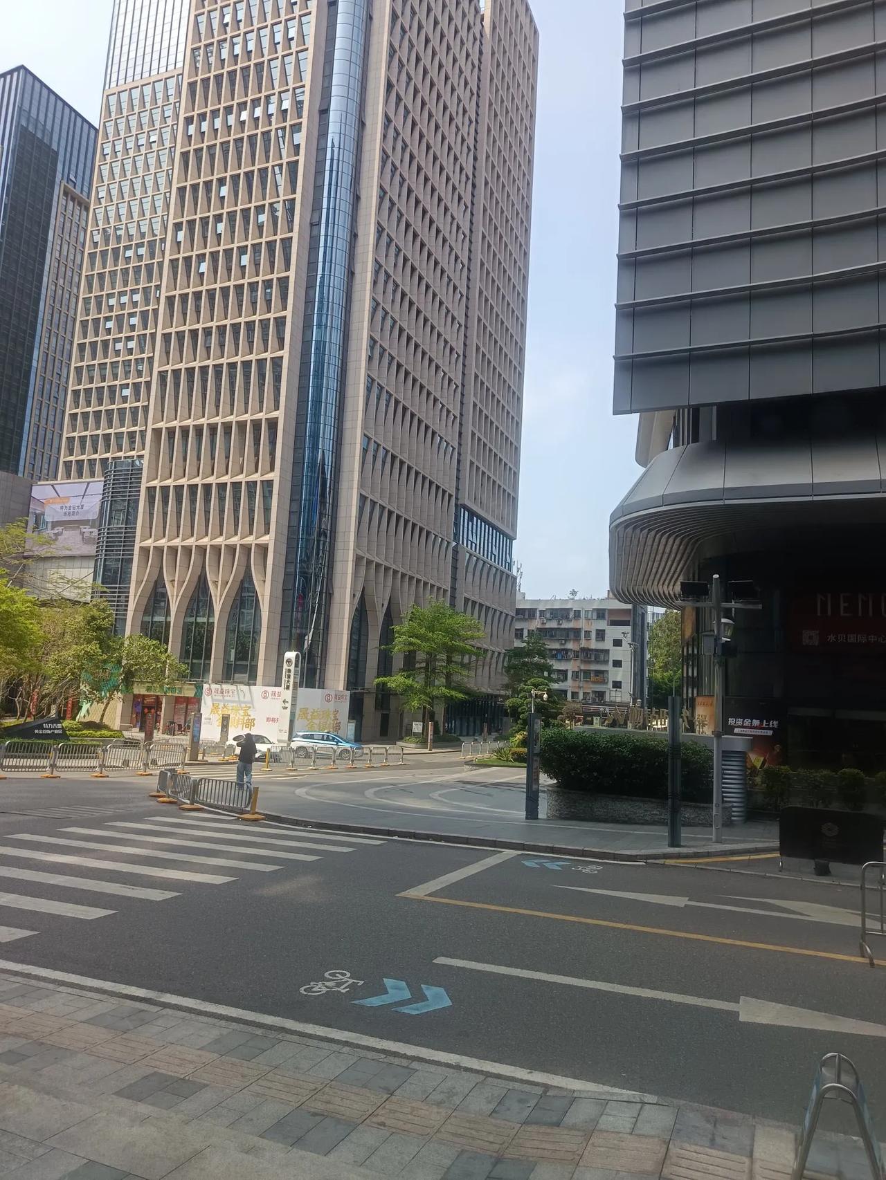 社会现象，太搞笑了，
公司总经理瞧不起副总，说副总能力堪忧，[捂脸]
副总经理又