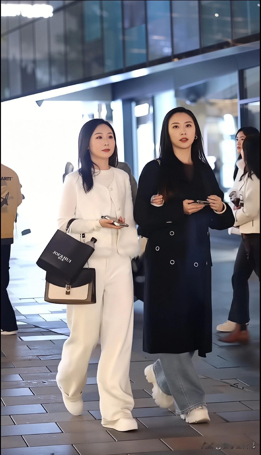 梨形穿米白套装，这套我试了不显胯


梨形身材买衣服，最怕的就是显胯。

这套米