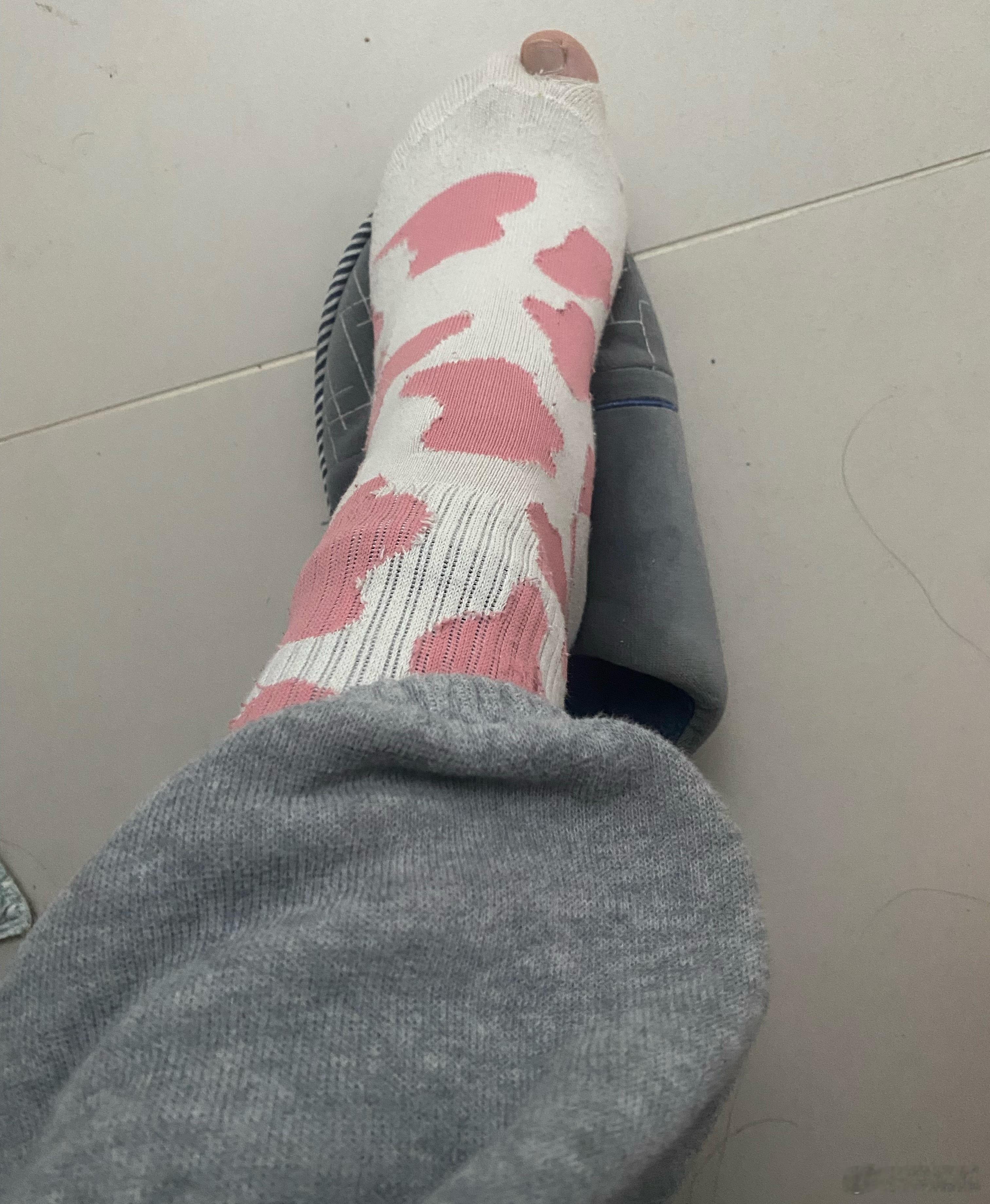 东京街头4.2亿日元抢劫案咱就是说，东京这“安全都市”的人设，塌得比我今天穿的袜