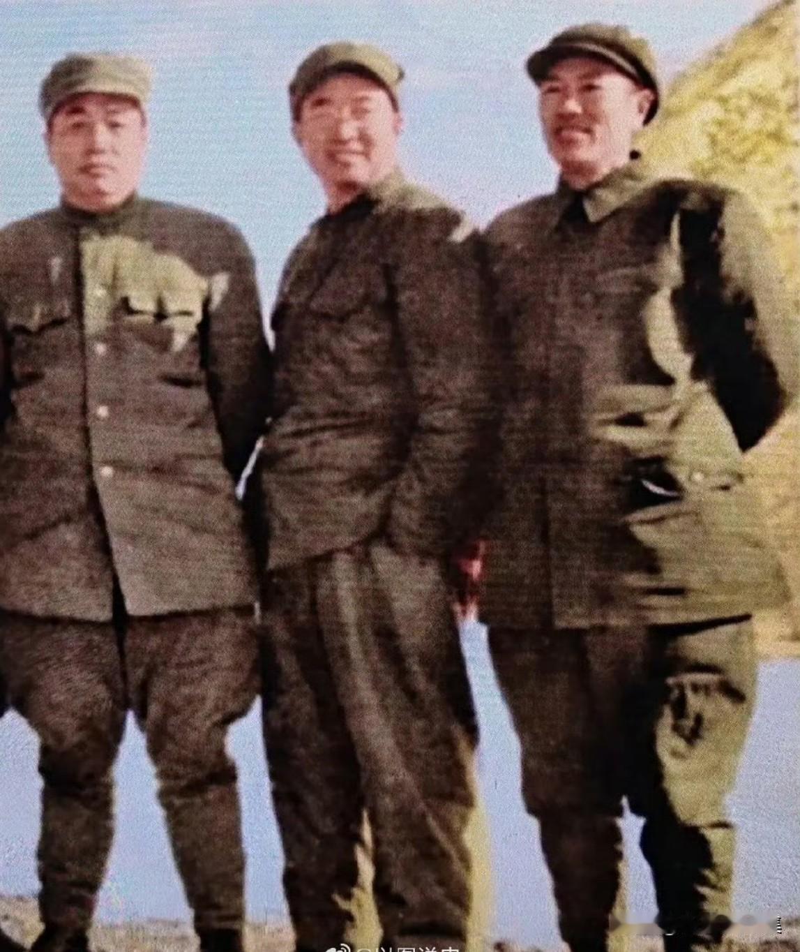 1951年朝鲜战场，中国人民志愿军三位核心将领并肩的历史瞬间。从左至右分别是：志