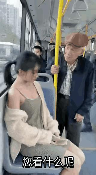 公交车上这场争执，真的戳中了最让人反感的点——凭什么女人穿露肩装，就要被不礼貌注