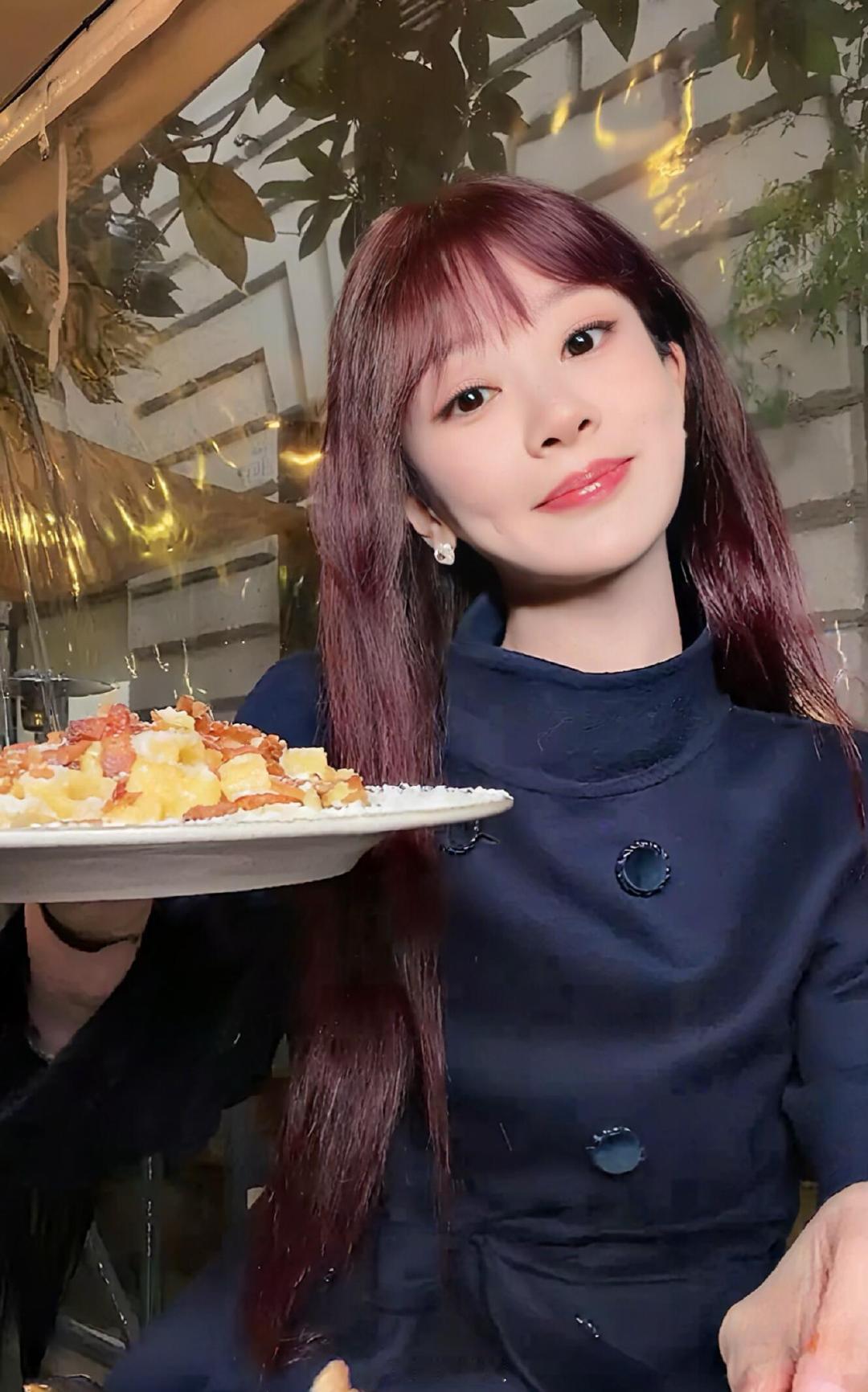 杨紫吃播让粉丝先吃 杨紫街头吃播好一场深夜的罗马街头吃播！！！杨紫还让粉丝先吃太