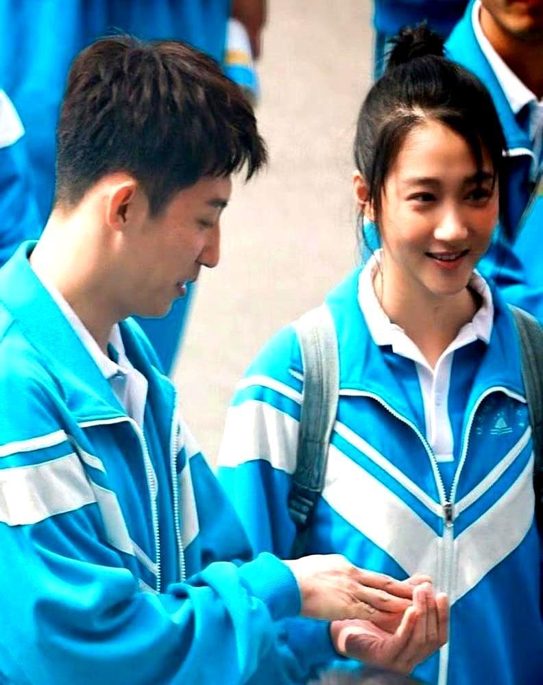 央视新剧真敢拍，让33岁黄景瑜顶着鱼尾纹演高中生，网友都说像保安队长混进校园。