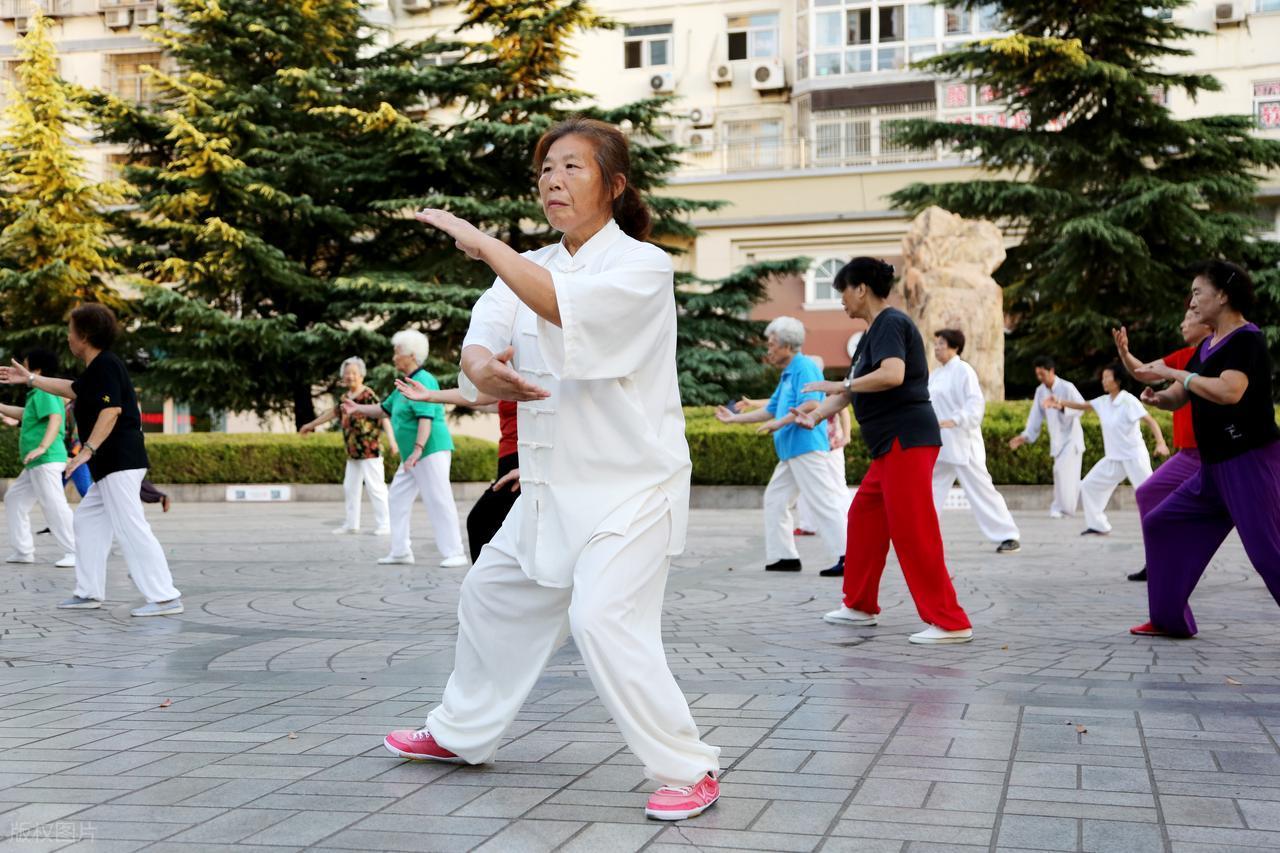 我身高170cm，体重110斤，怀孕时最高体重175斤，产后3个月，我一边带孩子