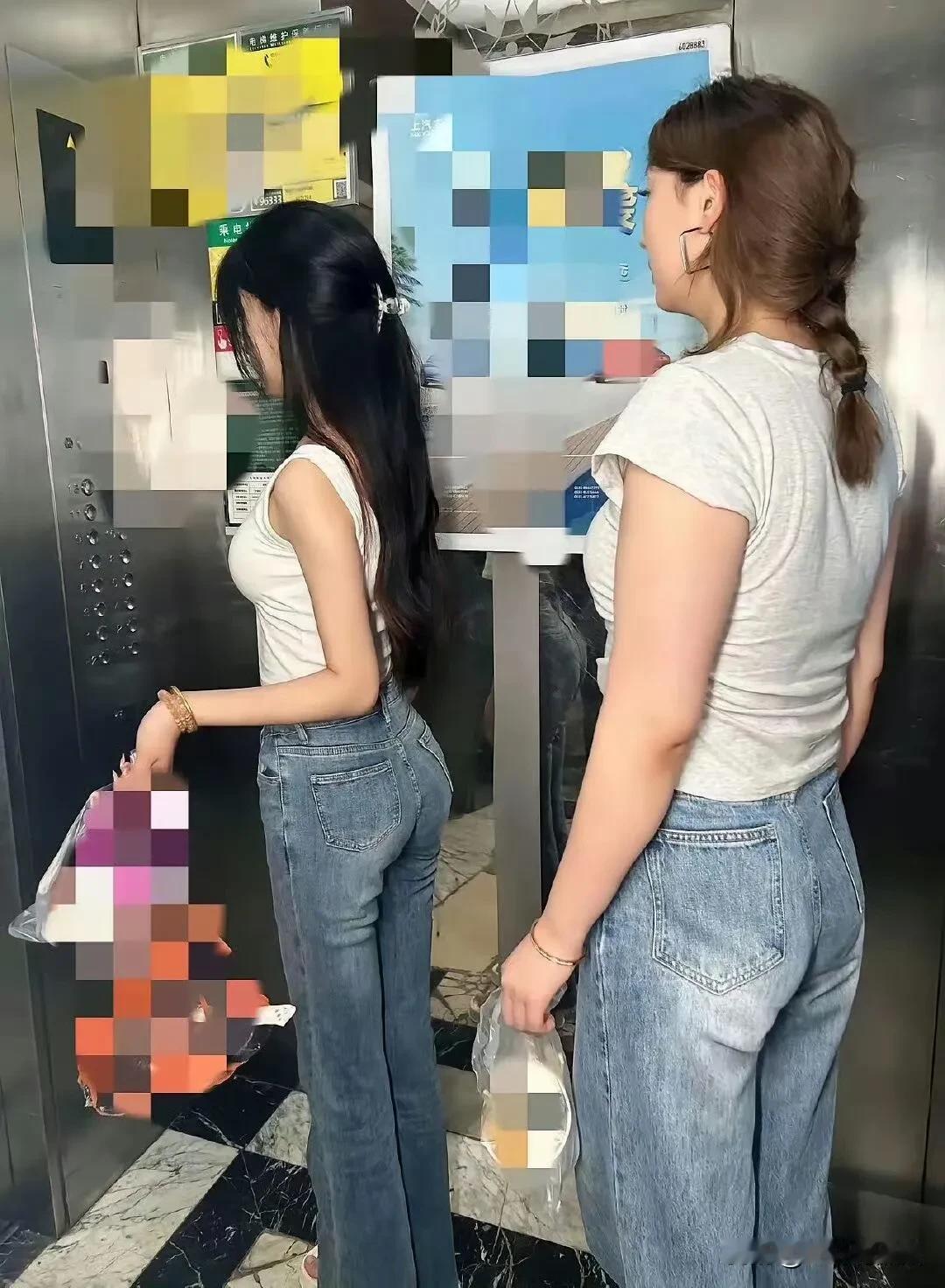 怎样才能把牛仔裤穿成前面那个人的效果，羡慕她的身材。
