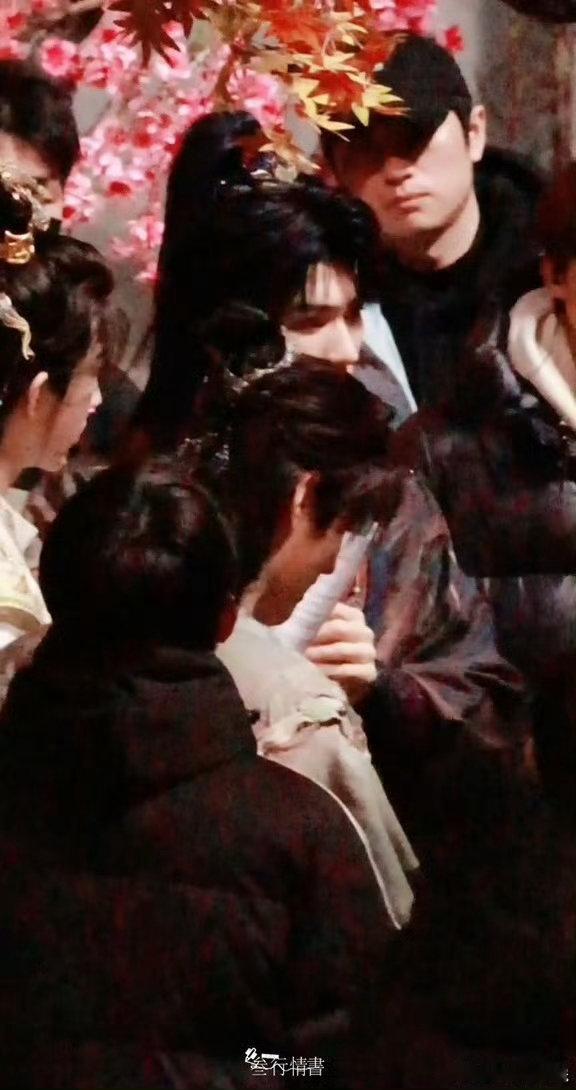 郭俊辰李耕耘新剧同框路透释出，一张帅脸旁边是一张更帅的脸，这画面简直绝绝子，坐等