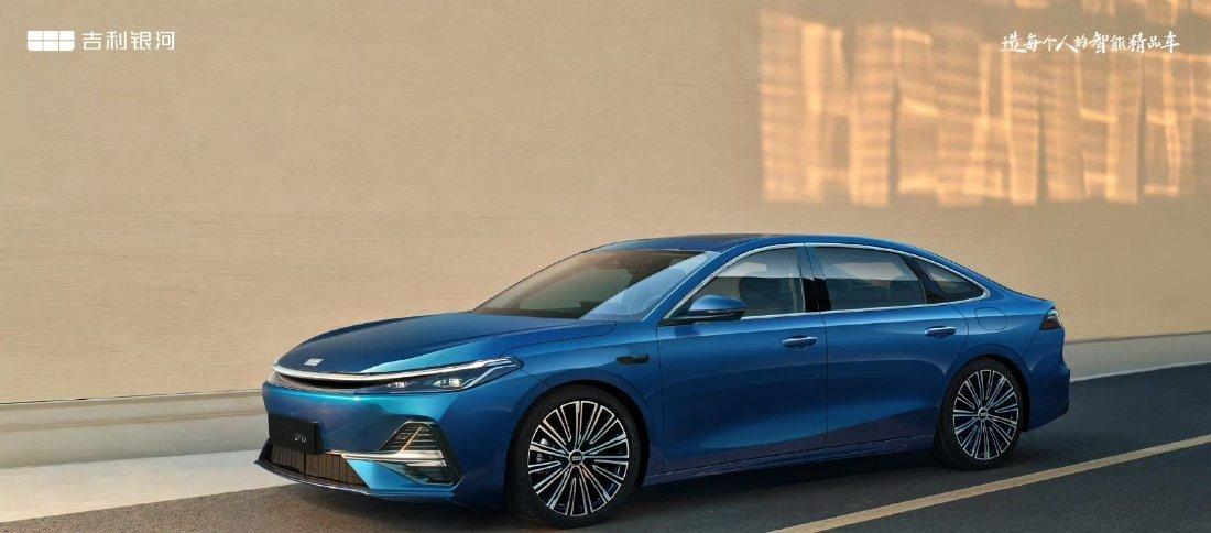 吉利银河A7这波王炸组合太能打！2L级油耗、超2100km续航配2845mm轴距