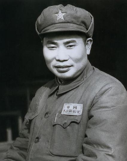 1990年，79岁的杨得志迎娶了55岁的石莉，结婚当晚，杨老将军握着石莉的手，动