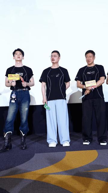 白敬亭大热天穿这么丑的靴子是怎么个情况？如果好看也就罢了，热点就热点吧，问题是又