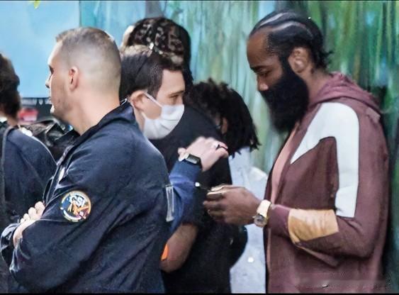 突发！骑士哈登凌晨休斯顿被捕，非法携枪遭轻罪指控，冲冠之路彻底堵死？

北京时间