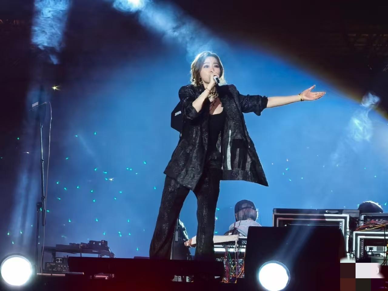 谁能想得到？
张靓颖宁德商演，竟然被观众称赞
不是因为她的歌声动听，也不是因为她