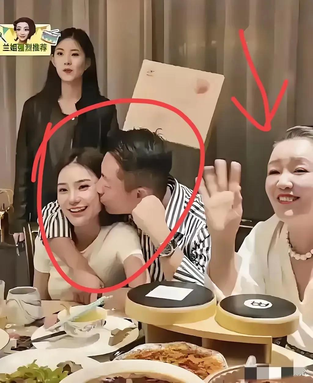 美满幸福的夫妻，当着老妈的面也要秀恩爱。