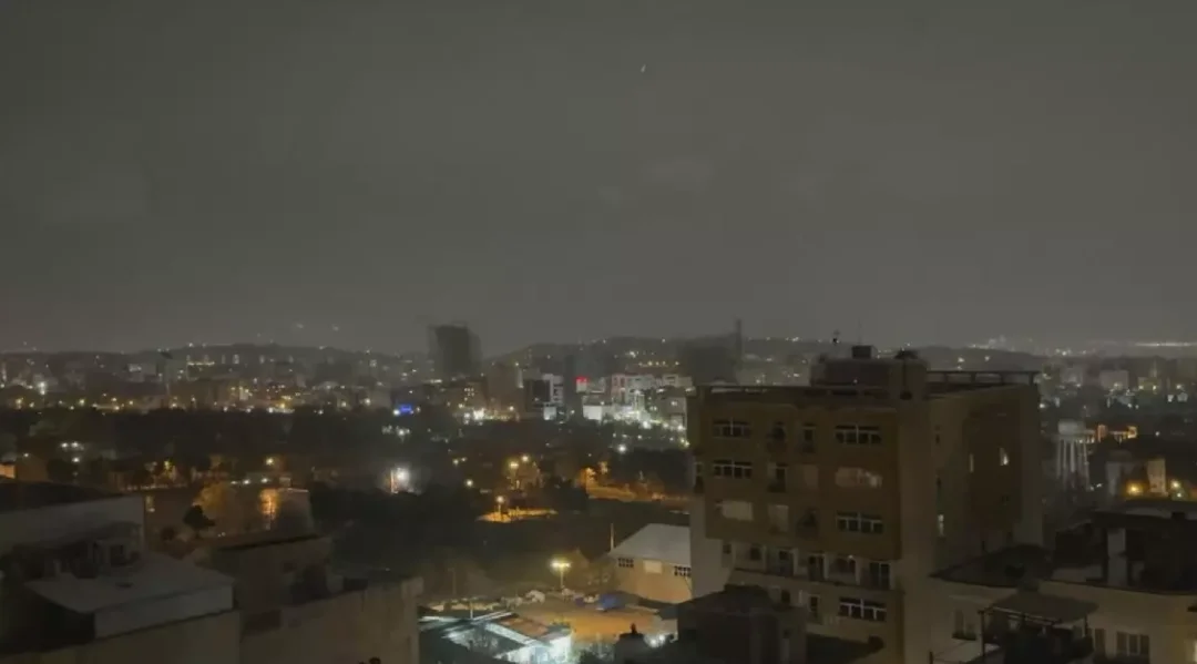 24小时内20次轰炸！伊朗遭大规模袭击