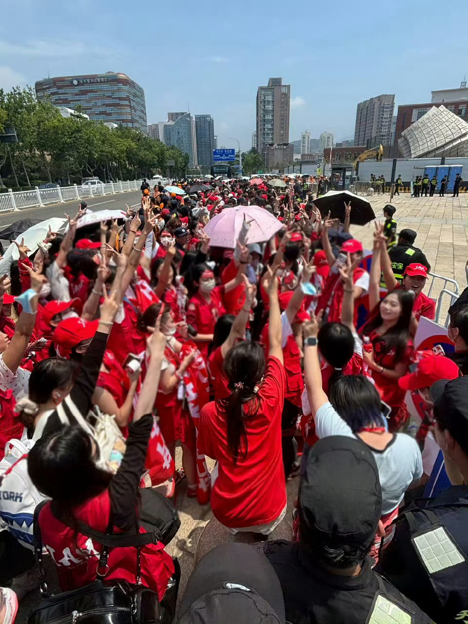 苏新皓红海青岛演唱会全场亮起连片赤红灯海，看台至内场铺满壮阔红海，随着旋律翻涌成