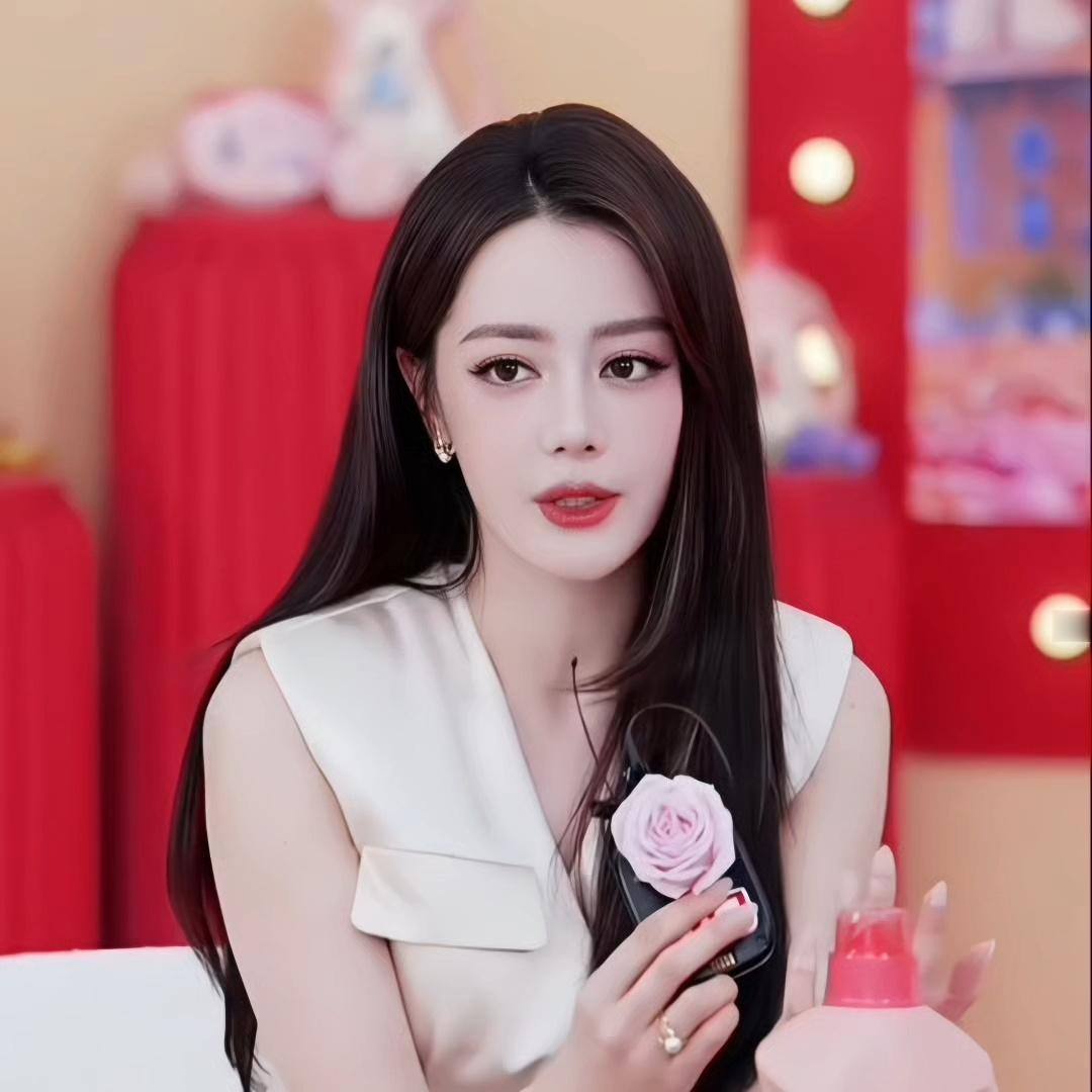 迪丽热巴特别定制礼服迪迪巴巴说兴奋就会挑眉 