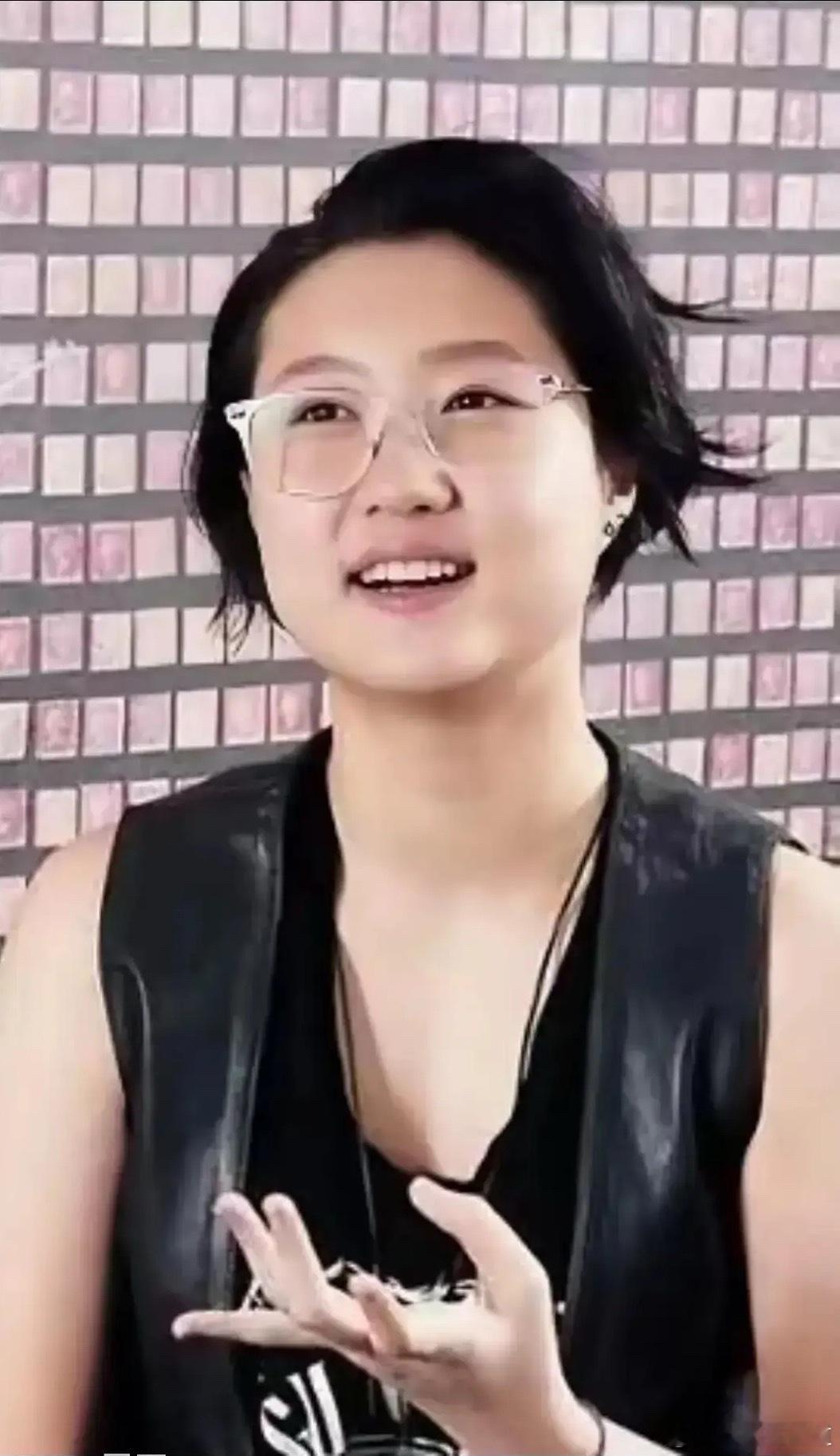 昨天多伦多华人圈是彻底炸开锅了！起因就是成龙女儿吴卓林在自己的工作室直播时，轻描