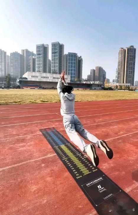 12月2日，一则关于成都12岁女孩王婉伊立定跳远达到2.65米的短视频在网络上迅