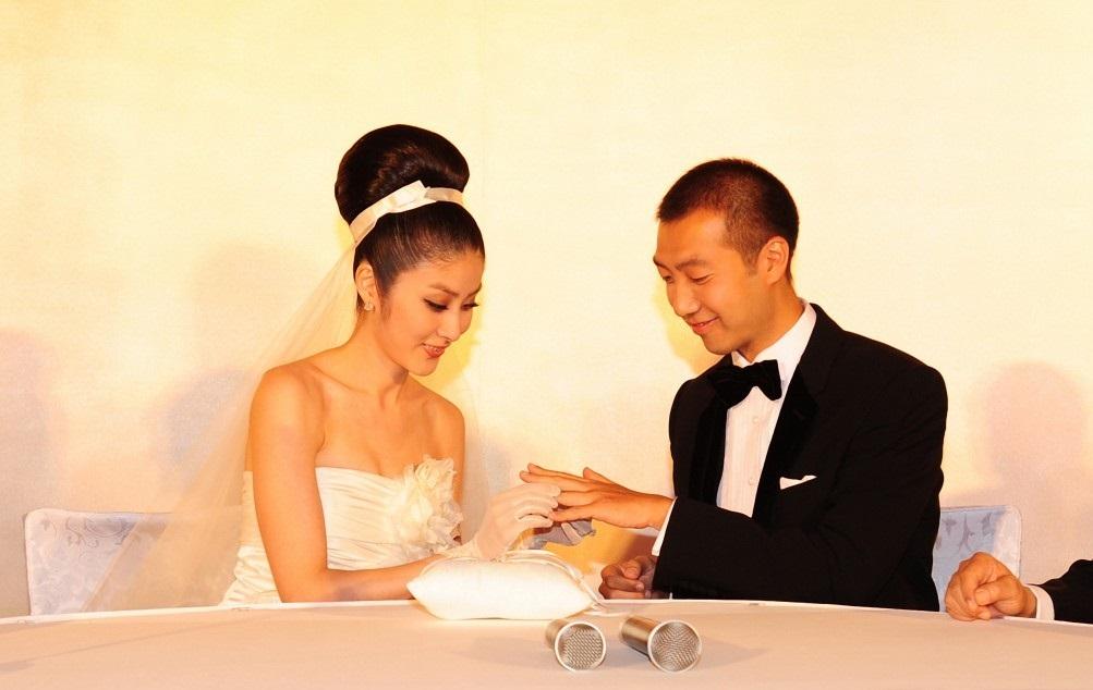 香港著名女歌手陈慧琳，始终以“零绯闻”形象被誉为娱乐圈一股清泉。她与初恋男友刘建