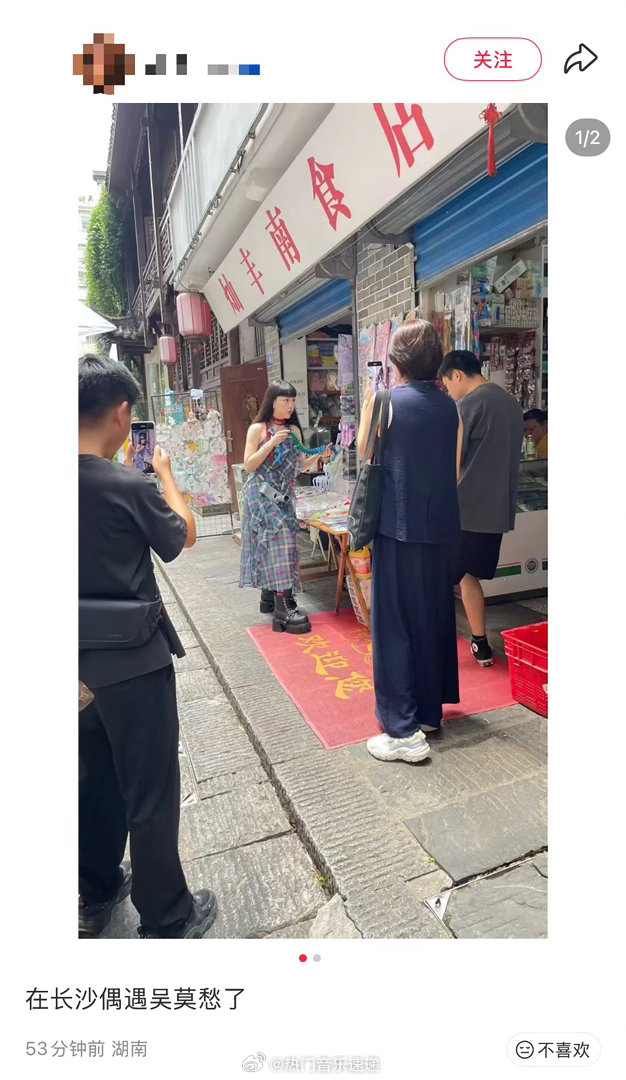 在歌手棚门口偶遇吴莫愁歌手偶遇吴莫愁网友在歌手棚门口偶遇吴莫愁，据说吴莫愁昨晚参