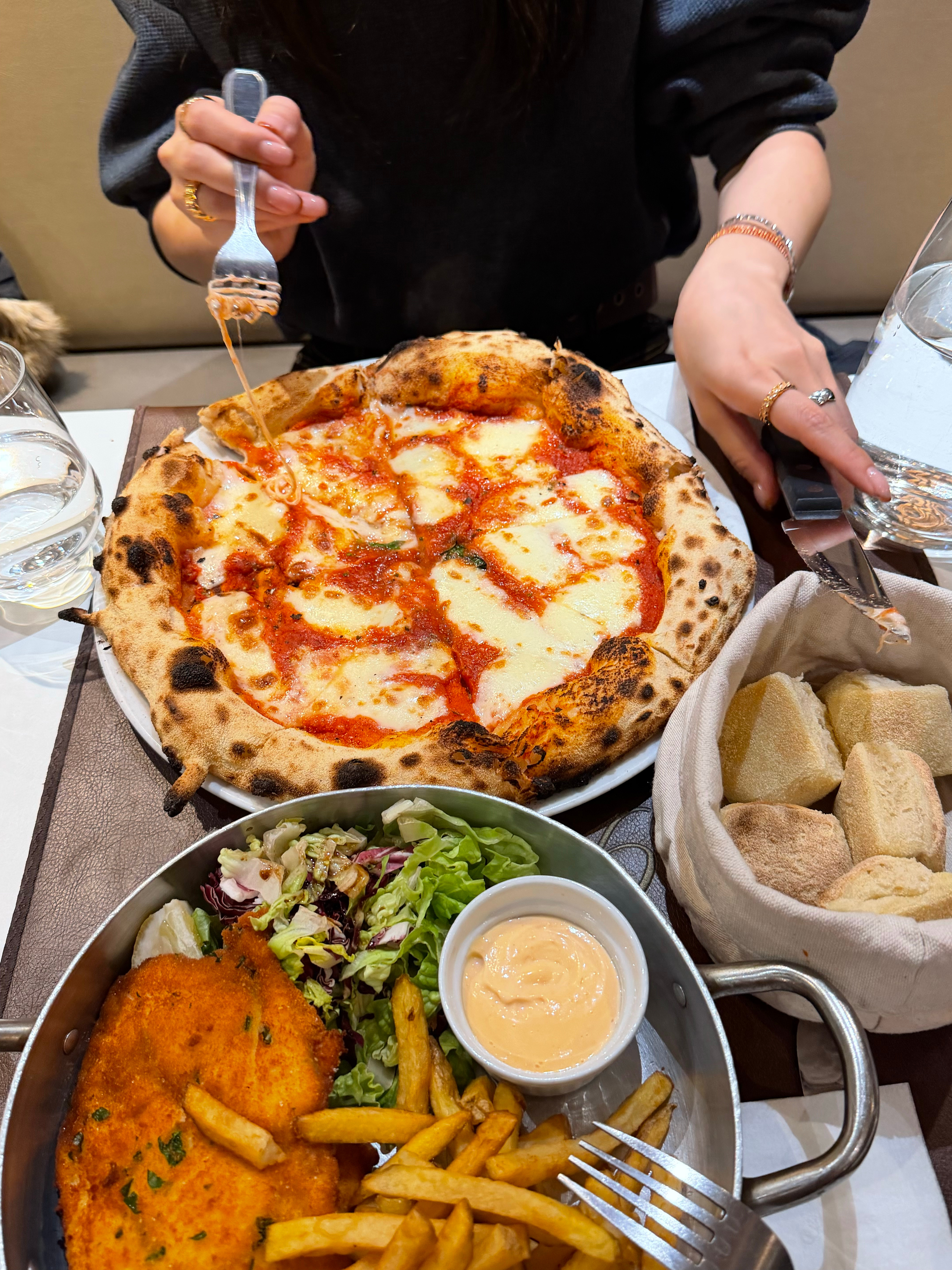 p的☕️ 哈哈哈哈名不虚传的biubiu、居然在巴黎吃到了人生麻辣烫每天都想吃的