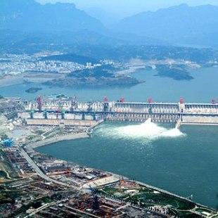 大坝横卧水中央，波涛汹涌漫苍茫。
三峡工程耗费国家大量财力物力，终使高峡出平湖的