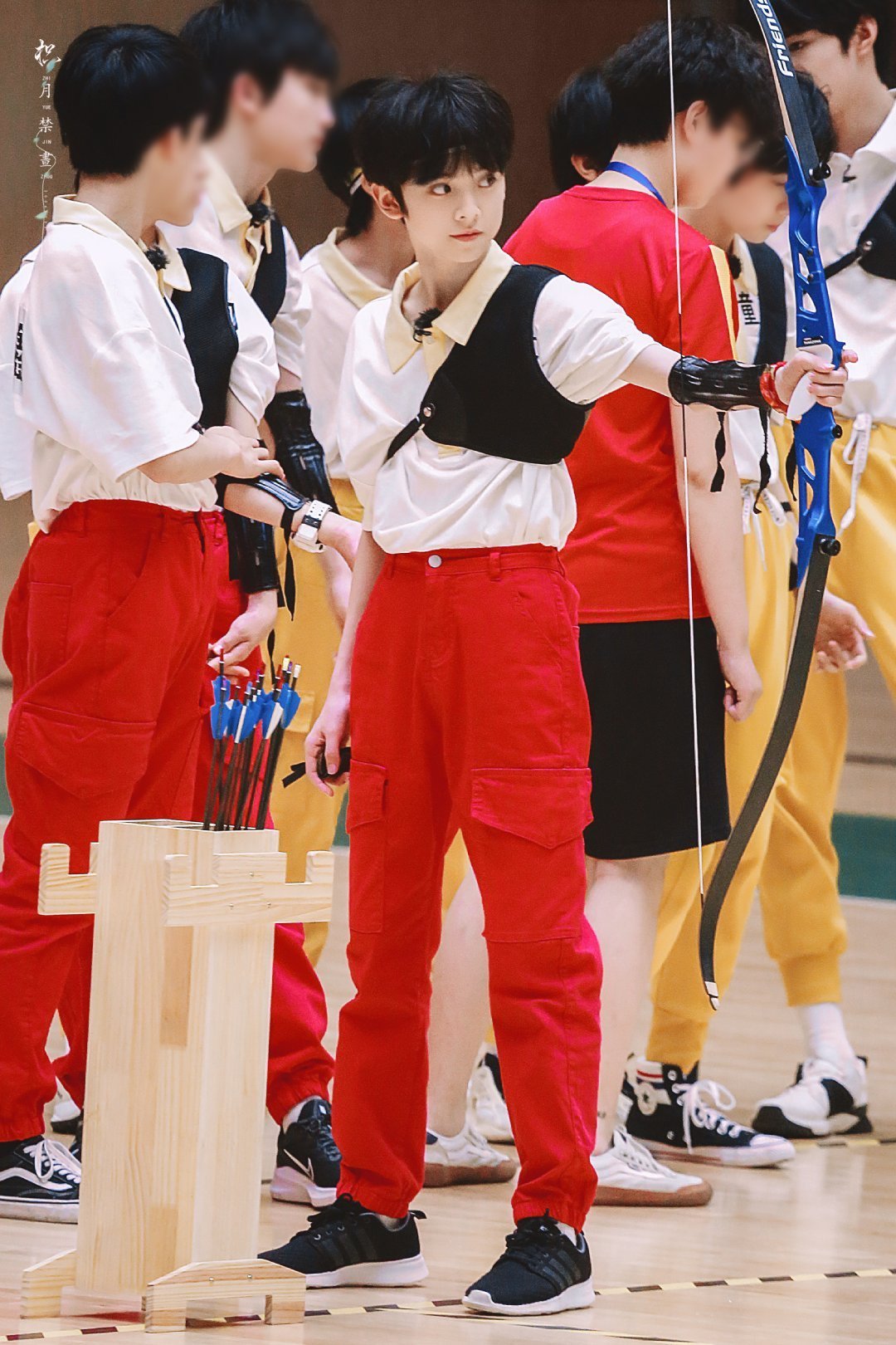 首先左航24年也是蓝衣服 甚至22年也是蓝衣服其次最先在家族运动会出圈的是202