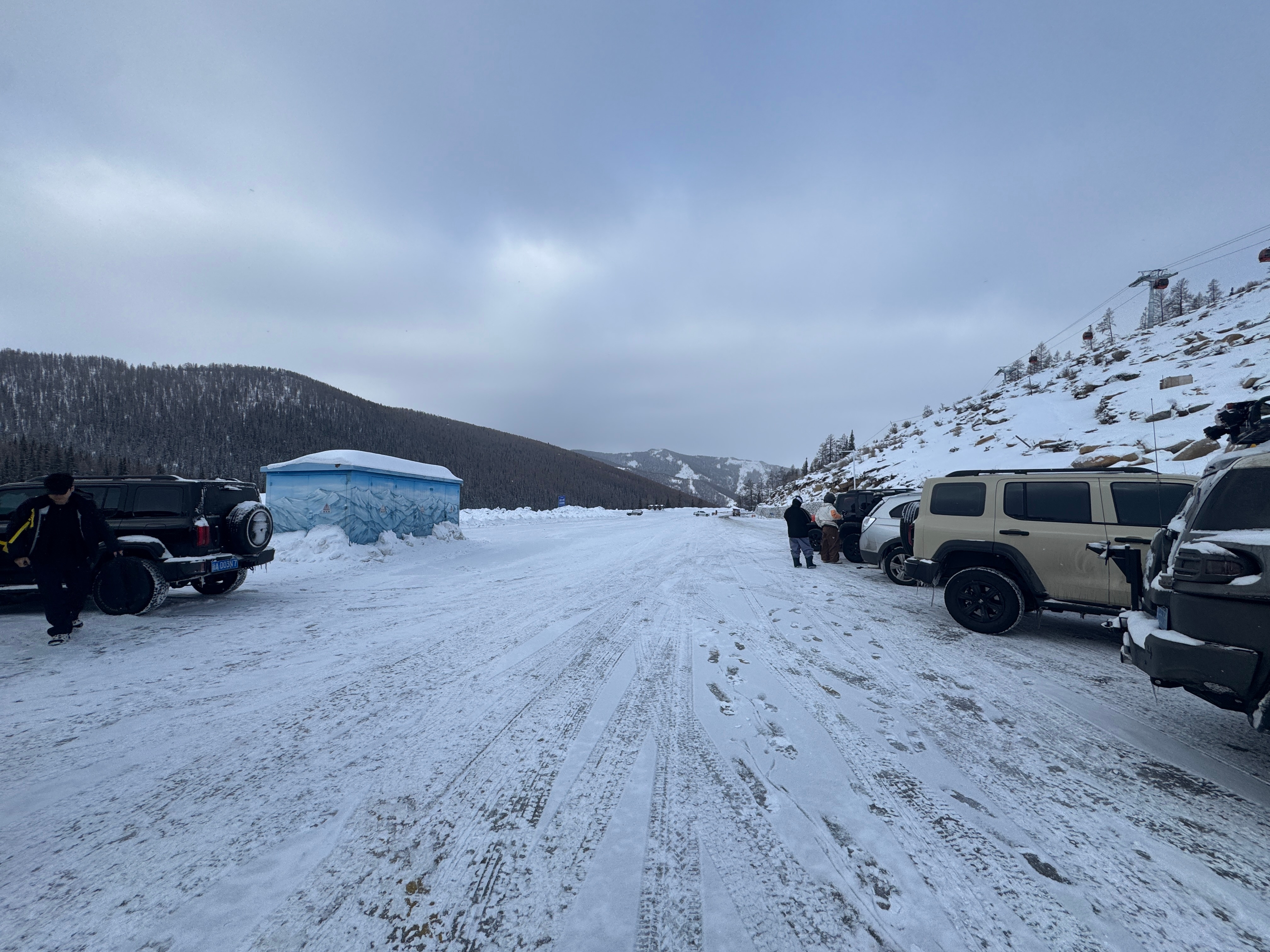 听说大家要上班啦？那我要来滑雪了！太爽了，停车场都没有车！雨丝的日常 阿勒泰·可