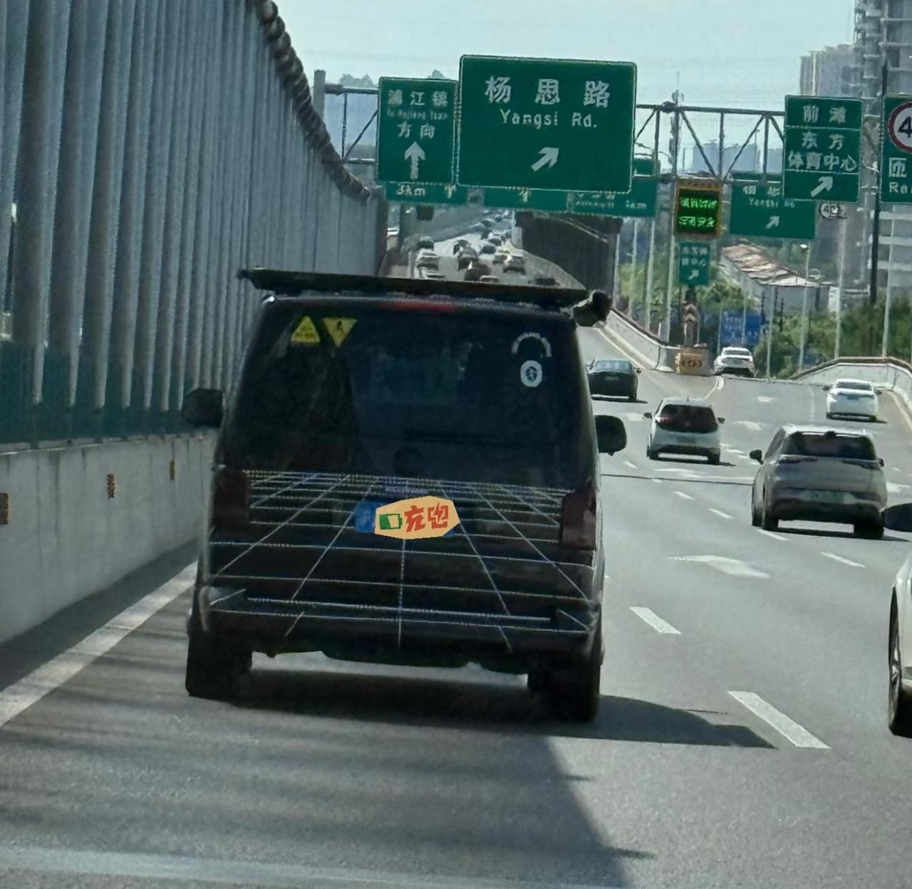 这个涂装的意义是啥？
迷惑纯视觉的辅助驾驶然后被撞吗？
（没有说纯视觉方案一定会