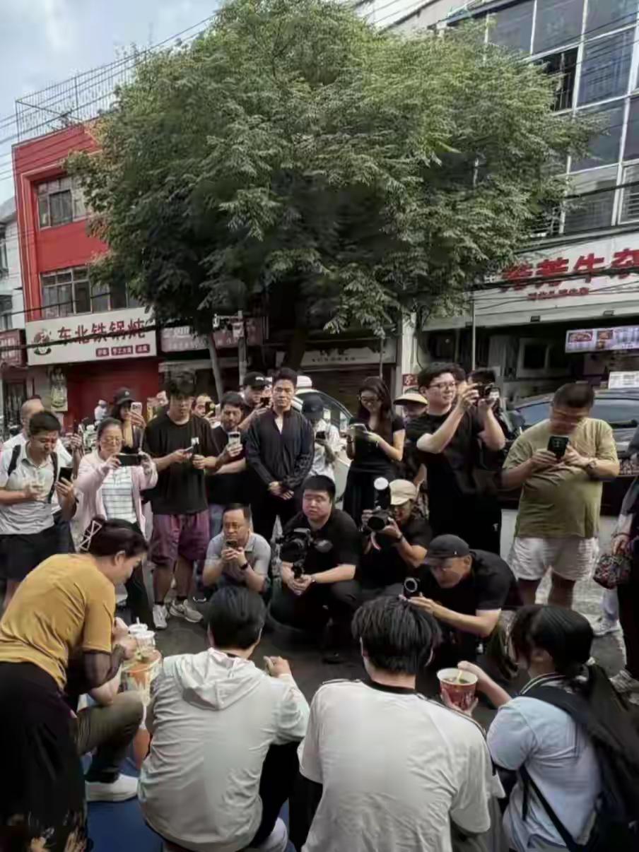 模仿不可取，可也不至于这么让人诟病。
他的失误在于，完全照搬式的模仿，没有丝毫创