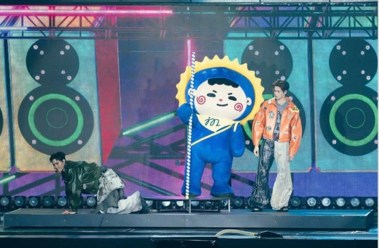 ⭐:纪念日，蜜月满一个月啦💙💛我好想你们mo 还有第一时间转帖的小马